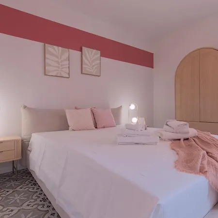 Larionest Modern In The Center 5 Min From The Station Aparthotel 3*