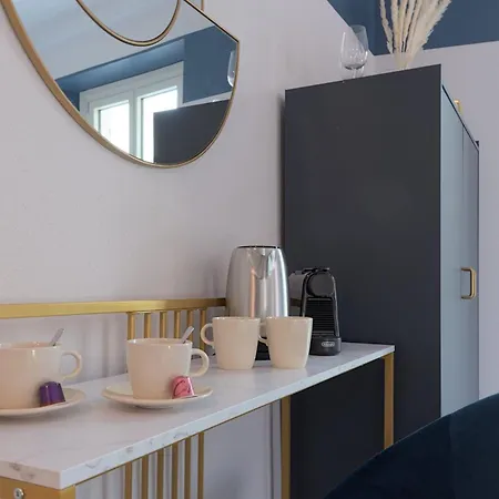 Hotel apartamentowy Larionest Modern In The Center 5 Min From The Station 3*