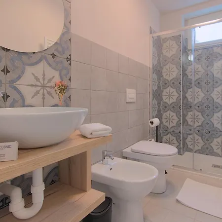 Hotel apartamentowy Larionest Modern In The Center 5 Min From The Station