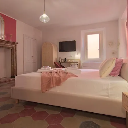 Hotel apartamentowy Larionest Modern In The Center 5 Min From The Station